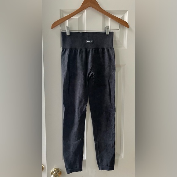 Bo + Tee Size Small Reflex Seamless Acid Wash High-Waisted Leggings in Black - Picture 6 of 8